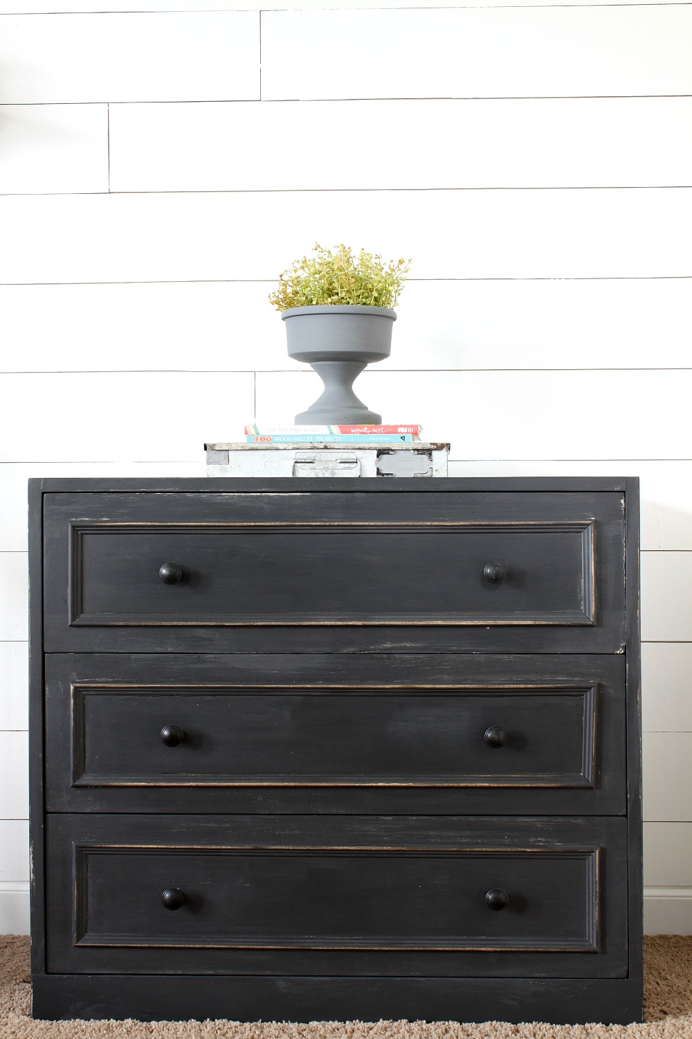 Easy Beginner's Guide: How to Paint Your Furniture Black ⋆ Love